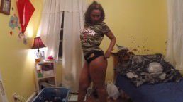 Morena do corpo gostoso socando o dedo na xota