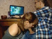 Pagando boquete pro namorado enquanto ele joga online