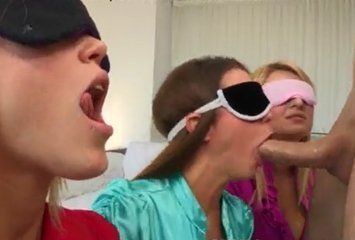 Três mulheres chupando um cara só