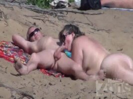 Boquete na praia de nudismo