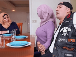 Mia Khalifa putinha safada muçulmana mamou a piroca do padrasto debaixo da mesa durante almoço