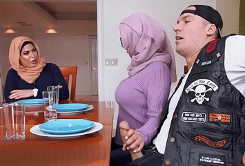 Mia Khalifa putinha safada muçulmana mamou a piroca do padrasto debaixo da mesa durante almoço