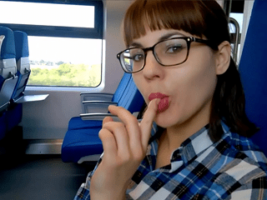 Gostosinha nerd pagou um boquete no trem em público – sexo oral