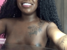 Bruna Black pretinha safada deixa os punheteiros de pica dura em vídeo se exibindo peladinha