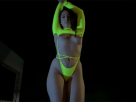 Lis Xxx morena gostosa gravou vídeo se exibindo enquanto dança um funk muito sensual em uma roupinha sacana