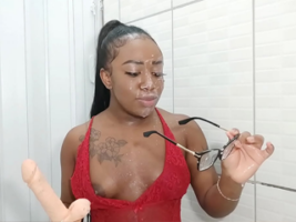 Bruna Black gravou um vídeo mostrando que tem um boquete delicioso e levando uma gozada farta na cara