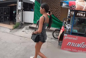 Novinha da Tailândia deu a bucetinha para um turista em um vídeo amador de sexo