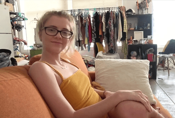 Novinha universitária fodeu com o colega de classe e caiu na net em um vídeo de putaria caseira