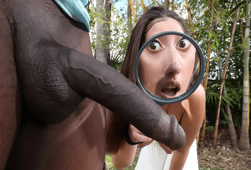 Novinha não acreditou no tamanho da pica e conferiu de perto com a boca a rola do sacana em um vídeo de sexo em público no jardim