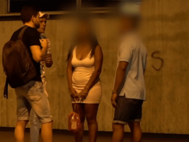 Safada aceitou foder com 3 desconhecidos em um vídeo de sexo e deixou filmarem toda a putaria dela tomando banho de porra