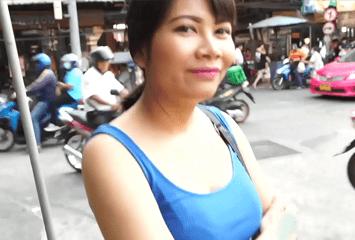 Safada peituda da tailandia topou gravar um pornô amador com o turista safado que oferece grana para foder a asiática