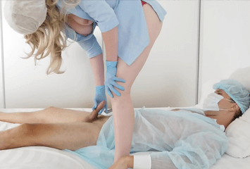 Enfermeira loirinha safada deu o melhor tratamento para o paciente que fodeu o bucetão da safada