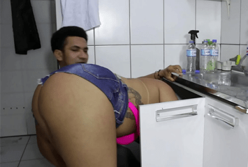 Victoria Dias quis ver o cano do encanador tarado e caiu de boca na pica em um vídeo de putaria brasileira