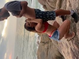 Ingrid Amaro mamando e dando sua bucetinha na praia ao ar livre