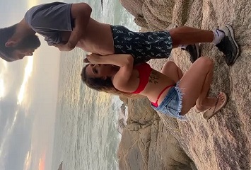Ingrid Amaro mamando e dando sua bucetinha na praia ao ar livre