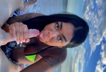 Pocahontas Carioca fodendo na praia de nudismo durante o dia