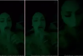 Anny Alves se deliciando com seu corpo nua