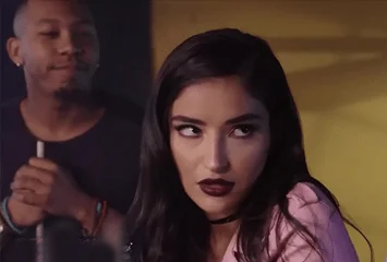 Morena apostou a bucetinha na sinuca e acabou perdendo, dando a xana para dois sortudos no meio do bar em público