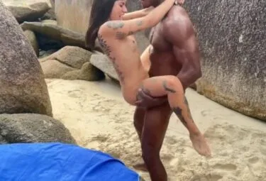 Fodendo duas novinhas na praia de Ipanema até gozar na xoxotinha dela