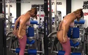 Loira fitness empinando o rabo na academia e gemendo enquanto é comida por trás