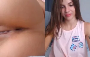 Novinha safada assistindo pornô e batendo siririca até gozar alto